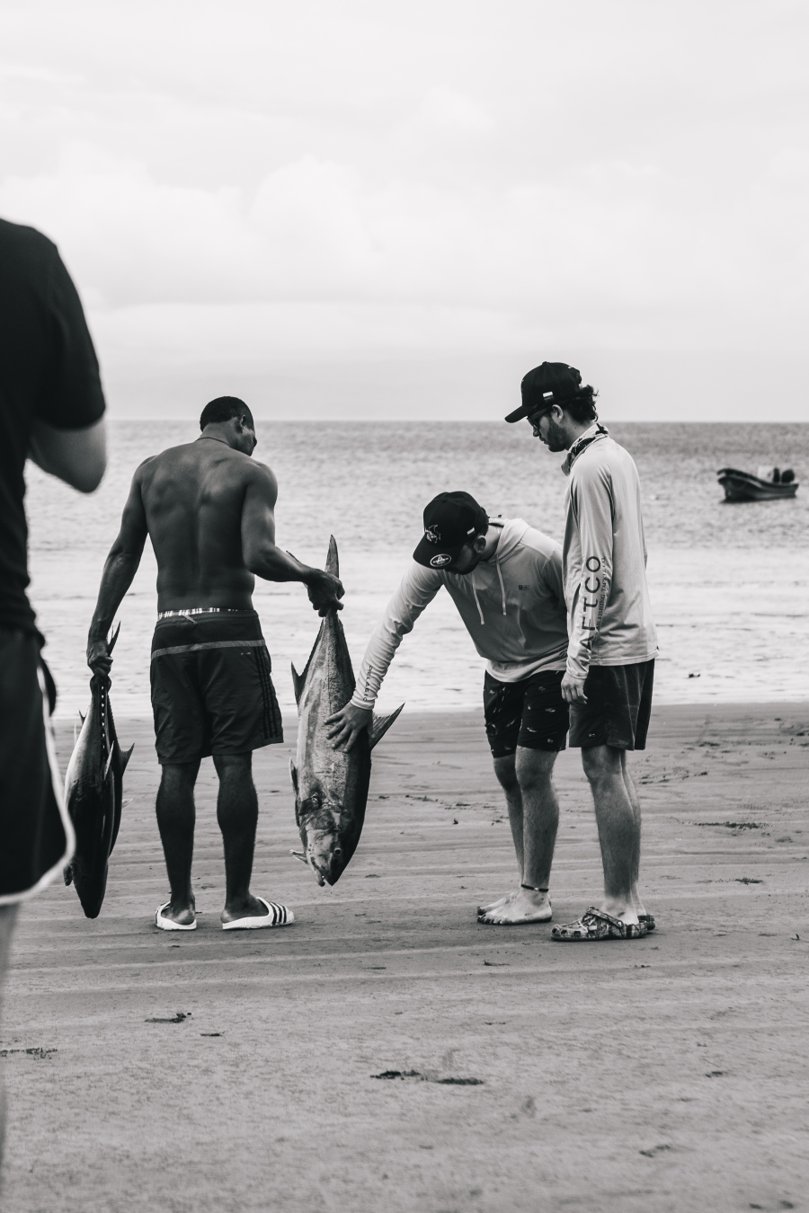 Pescadores artesanales de Bahía Solano sosteniendo atún recién capturado, comunidad Wild Catch